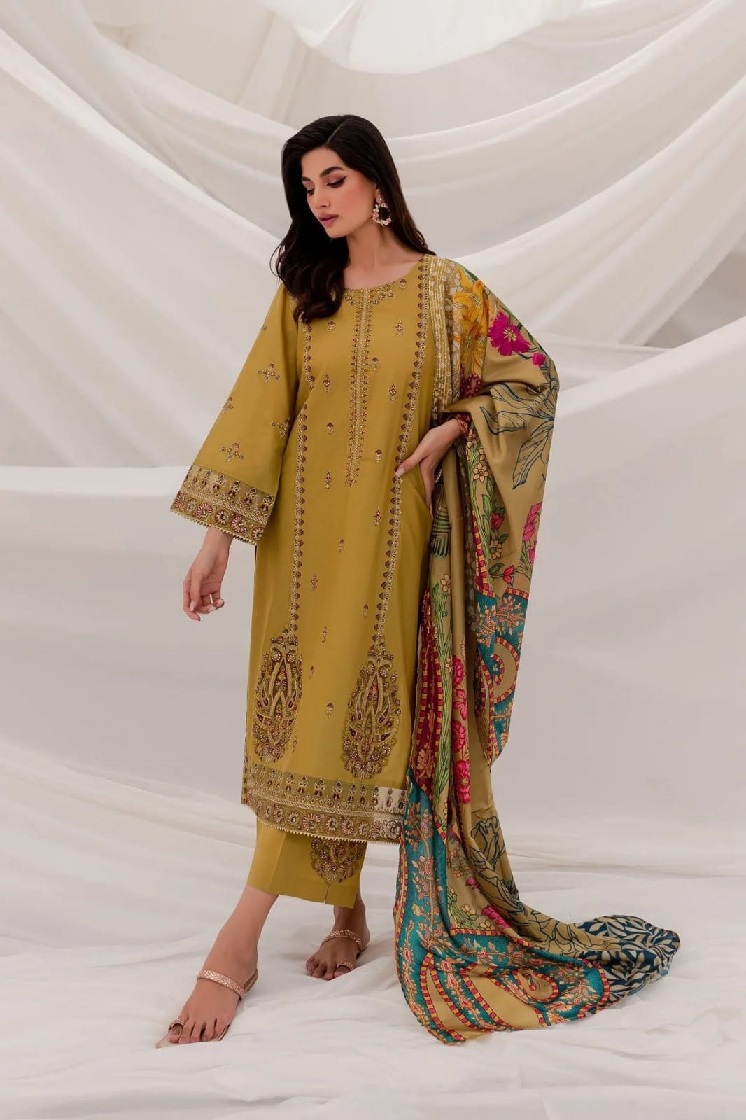 Sapphire Embroidered lawn Three Piece SPW-857 –